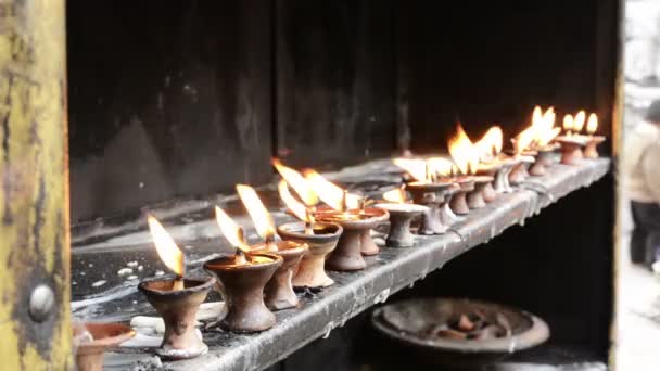 Lâmpadas de óleo em chamas no templo religioso . — Vídeo de Stock