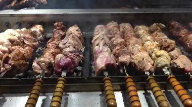 Sokak Gıda Pazarı 'nda Açık Alev' de Et Şişleri