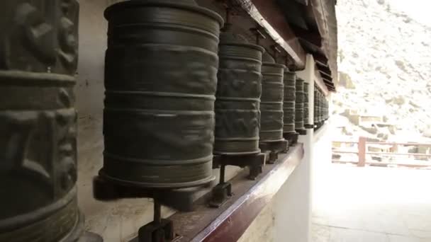 Line of Buddhist prayers wheels — Stock Video