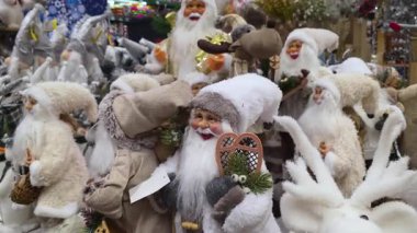 Noel cüce heykelcikleri mevsimlik tatil pazarında sergileniyor, beyaz sakallı dekoratif kış oyuncakları neşeli yeni yıl atmosferi yaratıyor.