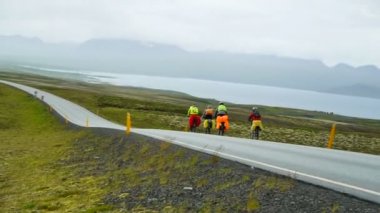 bisiklet sürmek İzlanda'daki bir dağ yol