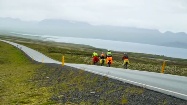 Cyklisté jezdí klikaté horské silnici na Islandu — Stock video