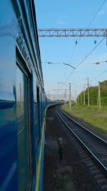 Hareket halindeki tren penceresinden görünüm, ulaşım, seyahat kavramı, dikey görüntüler