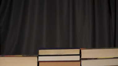 Kitaplar Yığını Durdur Hareketi, sayfa kenarlarını gösteren yatay ciltler, düz, görünür kağıt bloklar, stüdyo ışıklandırması, simetrik düzen