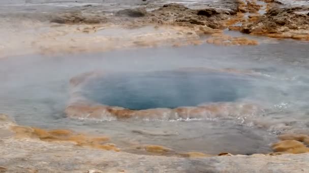 Strokkur geysir zeepbel klaar om te blazen, IJsland — Stockvideo