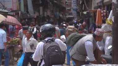 22 Kasım 2023, Katmandu, Nepal - Katmandu kentsel bölgesinde kalabalık sokak hayatı, Dar şehir pazarında motosikletli ve satıcıları olan günlük yaya trafiği