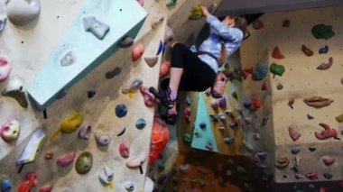 küçük kız yapay kayalar üzerinde tırmanma