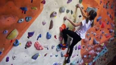 Çocuk spor salonunda yapay kayalar üzerinde tırmanma