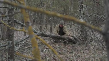 Ormanda Düşen Orman 'ı Toplayan Bushcraft Adamı, Orman ortamında doğal maddelerin hazırlandığını gösteren açık havada hayatta kalma aktivitesi