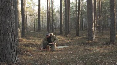Çam Ormanı 'nda Odun Kıran Adam Baltayı Kullanıyor, Baltayı Kullanıyor, Baca Hareketi Hayatta kalma becerilerini, hazırlıklarını ve vahşi yaşam tarzını gösteriyor