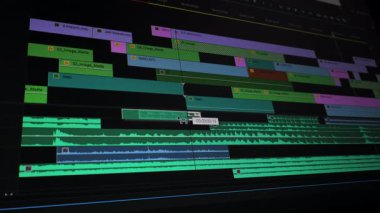 Yapım sonrası yazılımda ses parçalarıyla çok katmanlı video düzenleme zaman çizelgesi, ses dalgaları ve iş akışı yapısını gösteren profesyonel montaj arayüzü