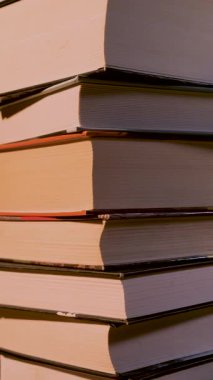 Bir yığın kitap, eğitim konsepti, dikey görüntüler boyunca ilerlemek