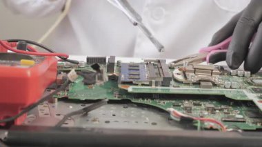 Elektronik onarım sırasında lehimleme, hassas donanım servis süreci araçlar, bileşenler ve devre kartı