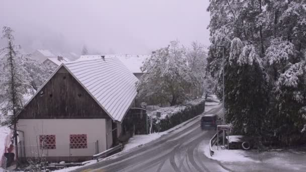 Carretera, casa rural y fuertes nevadas — Vídeos de Stock