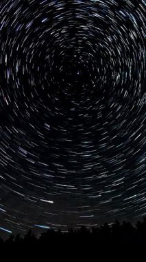 Yuvarlak yıldız, gece gökyüzü boyunca kutup çevresinde uzun pozlama, Astrofotoğrafçılık görüntüsü, eş merkezli gök hareketi ve dikey görüntüler ile Dünya 'nın dönüşünü gösteriyor.