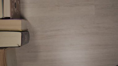 Eðitim konsepti için eski kitaplarýn hareketini durdurun, bilgi ve öðrenim temasýný yakından gösteren ciltlerin toplanmasý