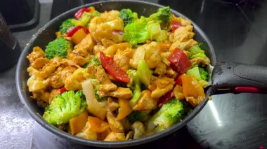 Tavuk kızartması, karışık sebzeler, mutfak tavasında pişirme fırında taze malzemelerle ev yapımı sağlıklı yemek.