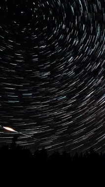 Yuvarlak yıldız, gece gökyüzü boyunca kutup çevresinde uzun pozlama, Astrofotoğrafçılık görüntüsü, eş merkezli gök hareketi ve dikey görüntüler ile Dünya 'nın dönüşünü gösteriyor.