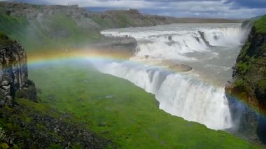 Gökkuşağının üstünde İzlanda'daki Gullfoss şelale
