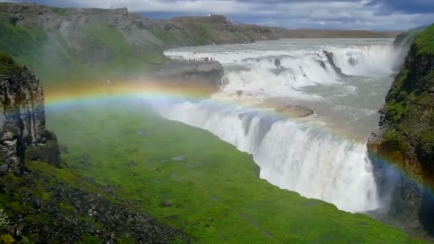 Regnbåge över Gullfoss vattenfall på Island — Stockvideo