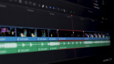 Klipleri ve ses dalgası olan profesyonel video düzenleme zaman çizelgesi, yazılım düzenleme üzerine post-prodüksiyon iş akışının yakın plan görüntüsü