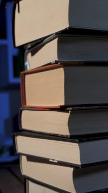 Bir yığın kitap, eğitim konsepti, dikey görüntüler boyunca ilerlemek