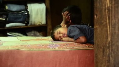 Çocuk bir terzi atölyesinde uyur. Nepal