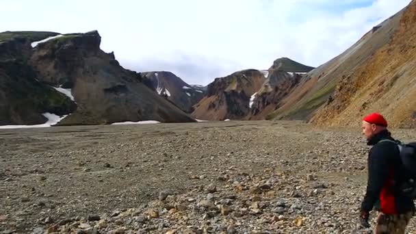 Túrázás a hegyekben Landmannalaugar. Izland — Stock videók