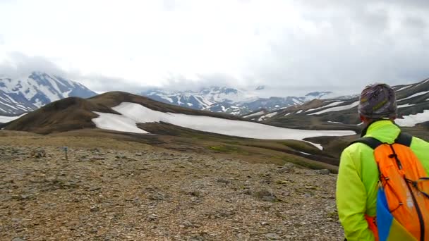 Vandrare på lava, Island — Stockvideo