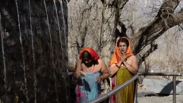 Beroemde fontein in Mukthinath tempel. Biddende vrouw. — Stockvideo