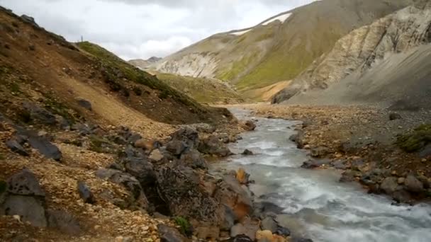 Ένα μικρό ποτάμι στη Landmannalaugar — Αρχείο Βίντεο