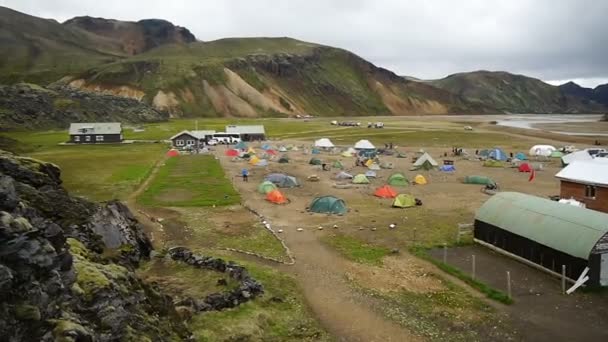 与 Landmannalaugar，冰岛，欧洲帐篷营地 — 图库视频影像