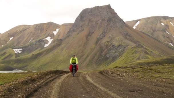 骑自行车的人骑在冰岛 — 图库视频影像