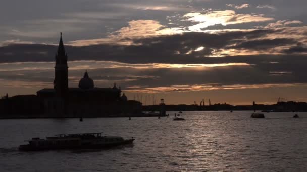 Západ slunce v pozadí kostel San Giorgio. — Stock video