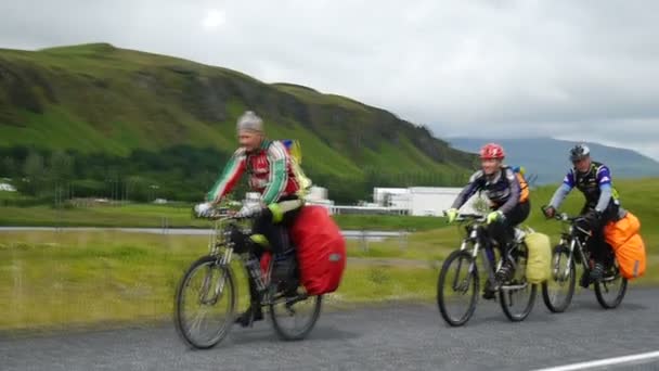 Ciclistas no fundo da paisagem islandesa — Vídeo de Stock