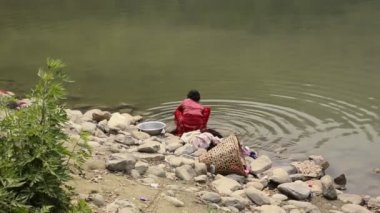 Çamaşır işgal Nepalce kadın. Pokhara, Nepal.