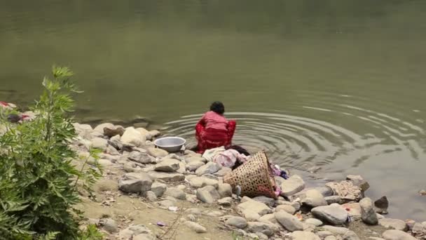 Mujer nepalí lavando ropa. Pokhara, Nepal . — Vídeos de Stock