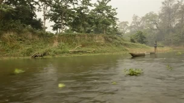 Roeien op de boot op de rivier Narayani man — Stockvideo