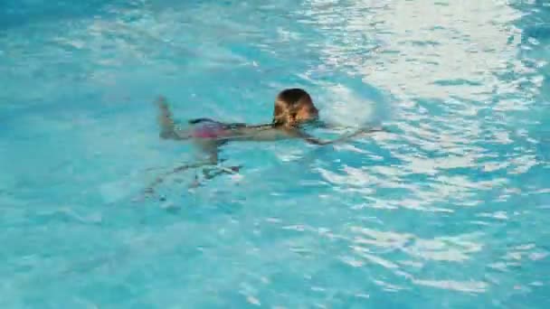 Crianças menina na piscina — Vídeo de Stock