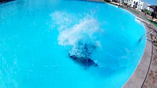 Mamma med barn leker och har roligt hoppa i poolen. — Stockvideo