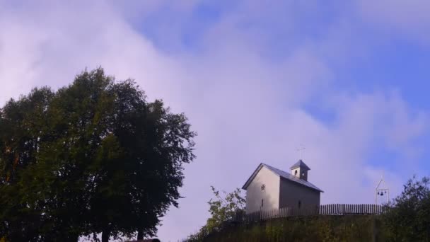 Movimento de nuvens sobre uma pequena igreja. 4K — Vídeo de Stock