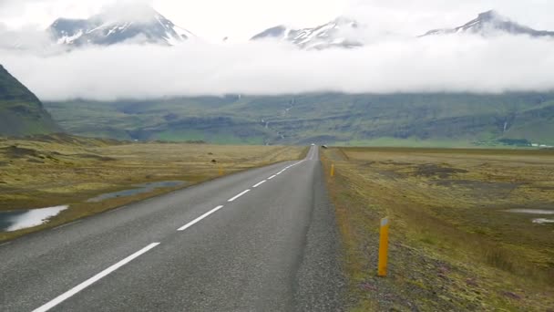 Ciclistas recorren las carreteras de Islandia — Vídeo de stock