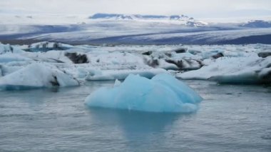 Jokulsarlon güneydoğusunda İzlanda büyük bir buzul gölüdür. Vatnajokull Milli Parkı.