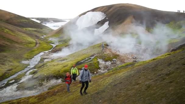 Trekking. Forró gőz a geotermikus medence Landmannalaugar, Izland. — Stock videók