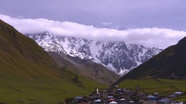 Görkemli bulutlar dağ manzarası Mt. dır dibinde. Üst Svaneti, Gürcistan,