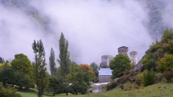 Wolken in einem Bergtal. obersvaneti, georgien — Stockvideo