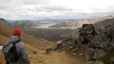 Yürüyüşçüler lav yamaçlarında Vadisi'ne inerler. Landmannalaugar, İzlanda