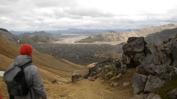 Πεζοπόρους κατεβαίνουν στην κοιλάδα, στις πλαγιές λάβα. Landmannalaugar, Ισλανδία — Αρχείο Βίντεο