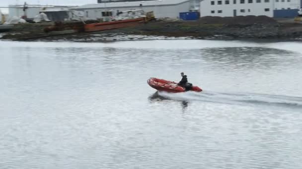 Μοναχικό αλιευτικό σκάφος πηγαίνει στη θάλασσα. Ακουρεΰρι. Ισλανδία. — Αρχείο Βίντεο