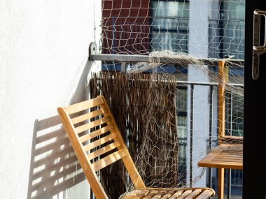 İngiltere 'de bahar zamanı açık balkon